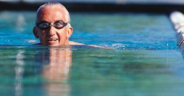 Bơi lội với người cao tuổi có tốt cho sức khỏe hay không?