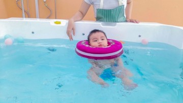 Bơi thủy liệu là gì? Những lợi ích bơi thủy liệu cho bé?