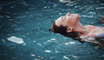 Cách bảo vệ làn da khi đi bơi tránh khô da, sần sùi, cháy da