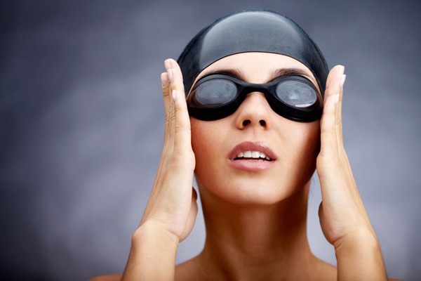 Làm sao để không làm hỏng niêm phong của mắt kính bơi?
