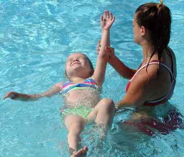 Chia sẻ mẹo giúp con học bơi đúng cách trong thời gian ngắn