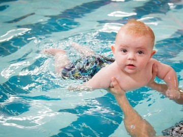Giải đáp: Có nên cho trẻ học bơi sớm? 5 tác dụng khi trẻ học bơi sớm!