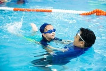 Giải đáp: Trẻ em nên học bơi từ mấy tuổi? Lưu ý khi đi bơi!