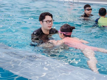 Làm thế nào giúp trẻ không sợ nước khi mới đi tập bơi