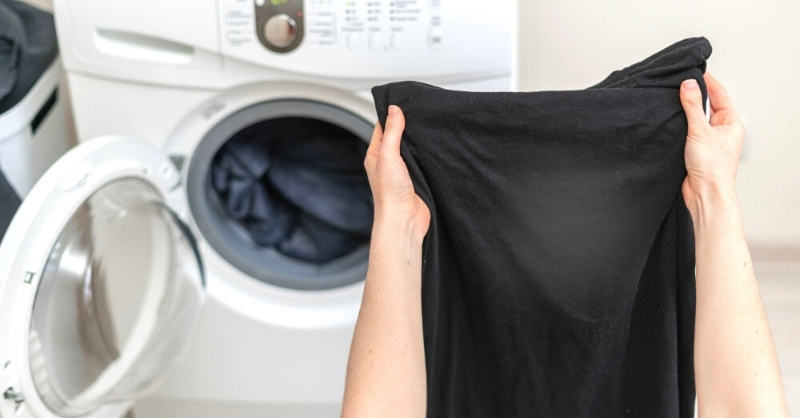 cách giữ màu quần áo đen bền lâu bạc