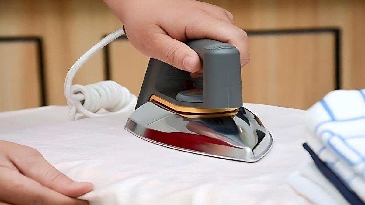 Cách làm khô quần áo bằng bàn là ủi