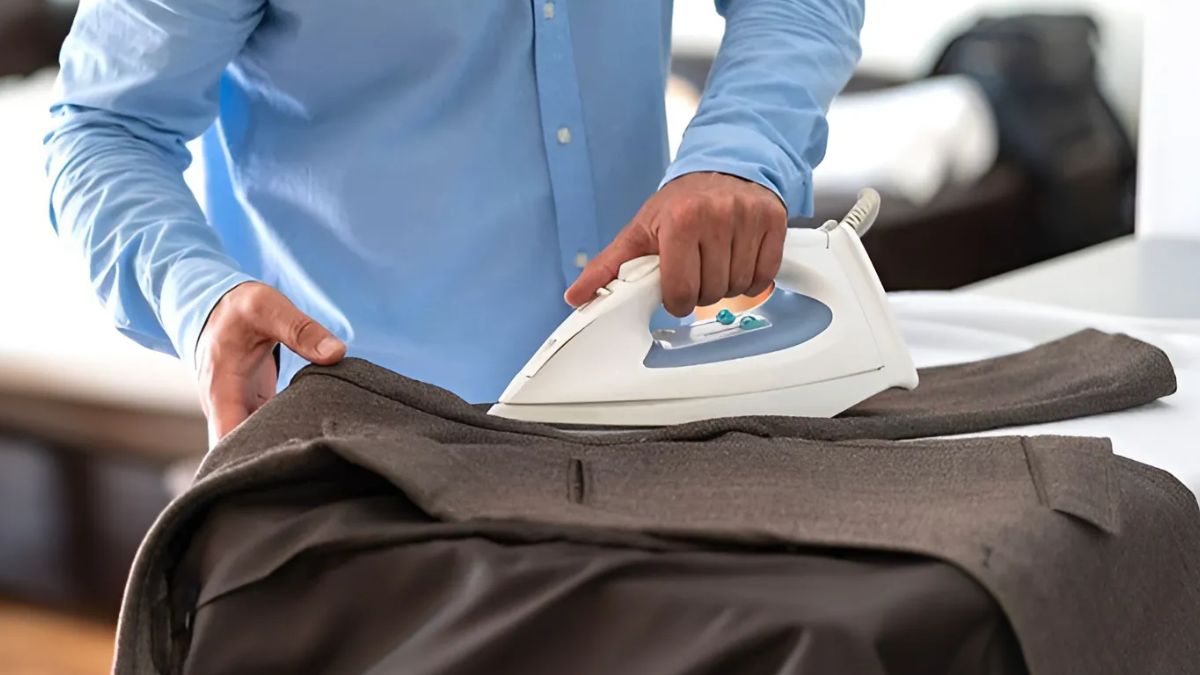 Cách làm khô quần áo bằng bàn là ủi